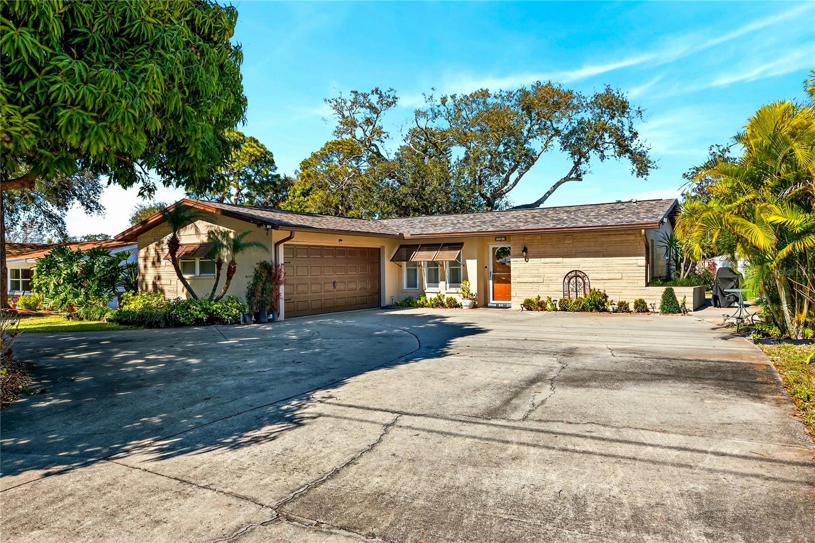 Single Family Residence in SEMINOLE, FL - Daniel Dourado