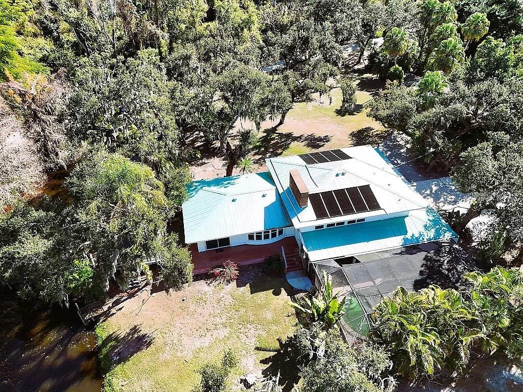 Single Family Residence in SARASOTA, FL - Daniel Dourado