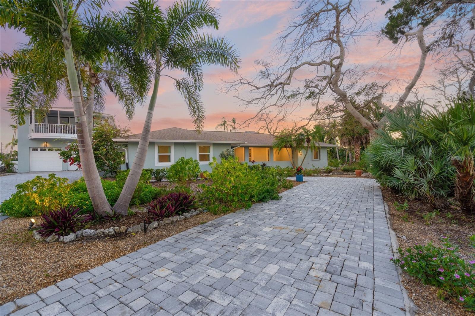 Single Family Residence in SARASOTA, FL - Daniel Dourado