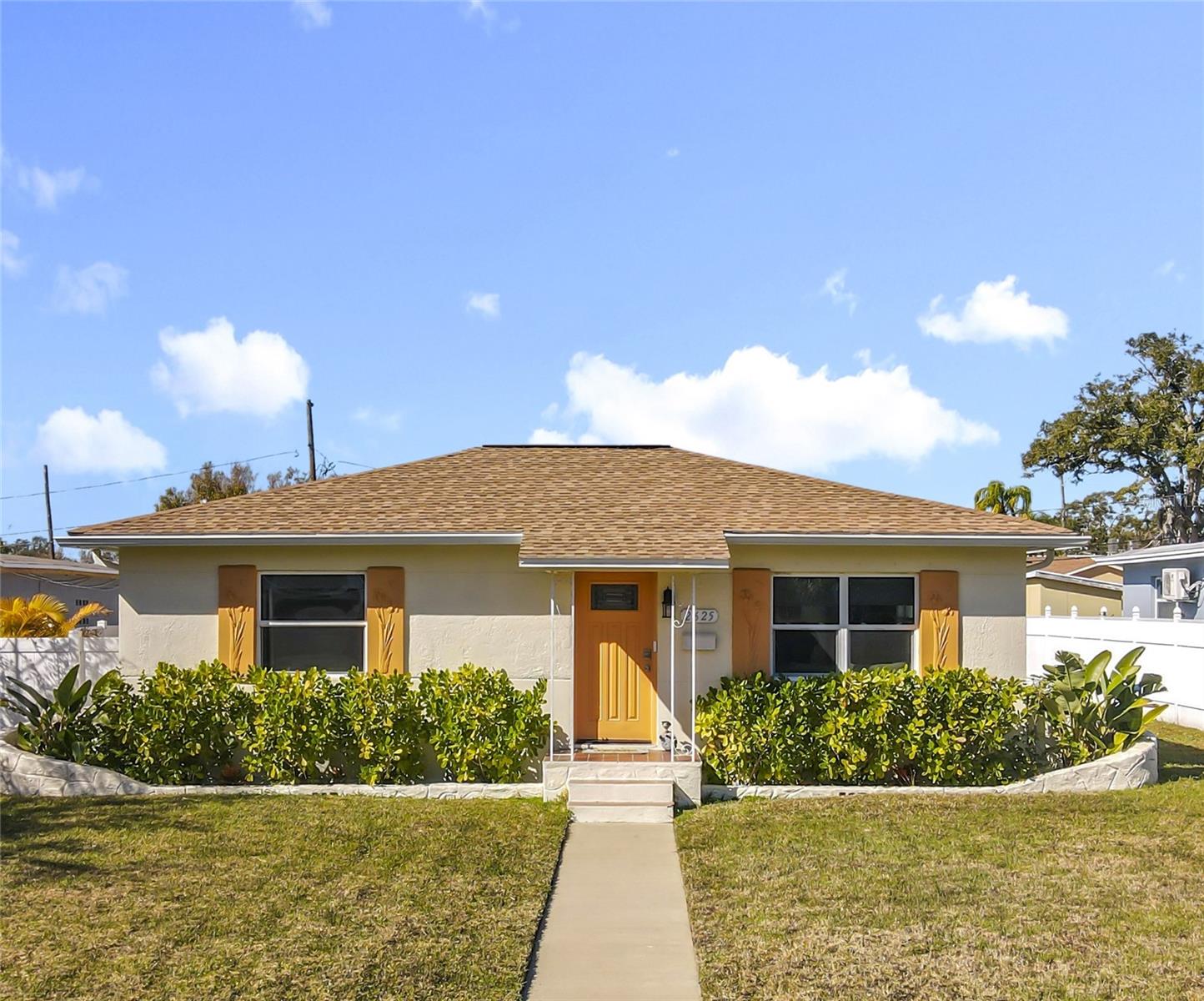 Single Family Residence em ST PETERSBURG, FL - Daniel Dourado