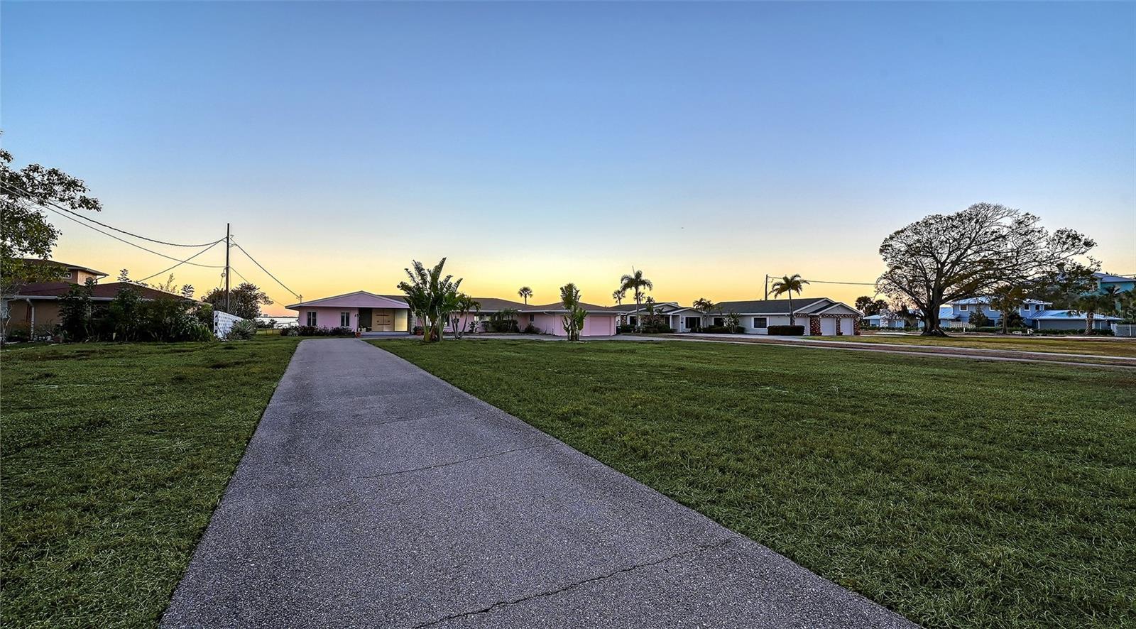 Single Family Residence in SARASOTA, FL - Daniel Dourado