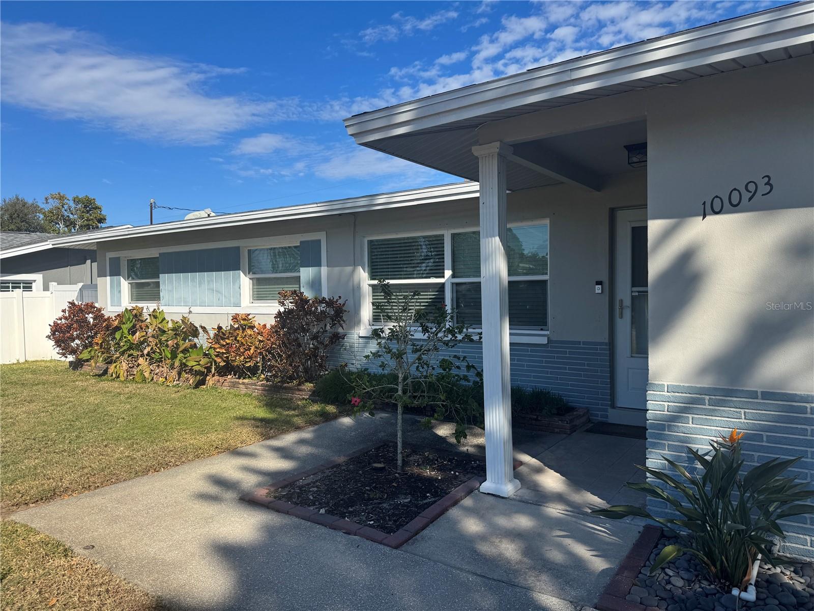 Single Family Residence in SEMINOLE, FL - Daniel Dourado