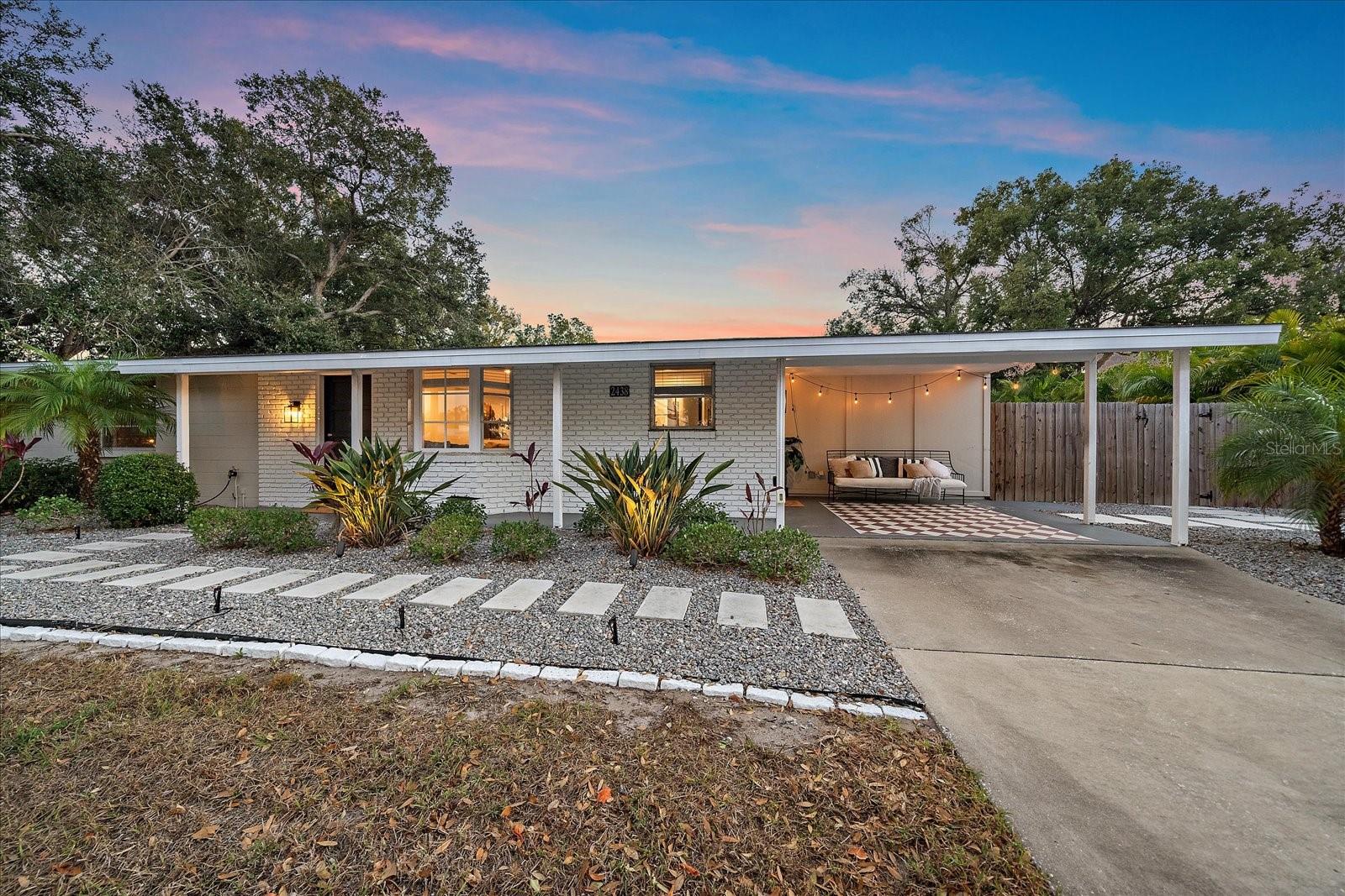 Single Family Residence in SARASOTA, FL - Daniel Dourado