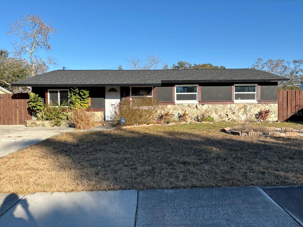 Single Family Residence in SEMINOLE, FL - Daniel Dourado