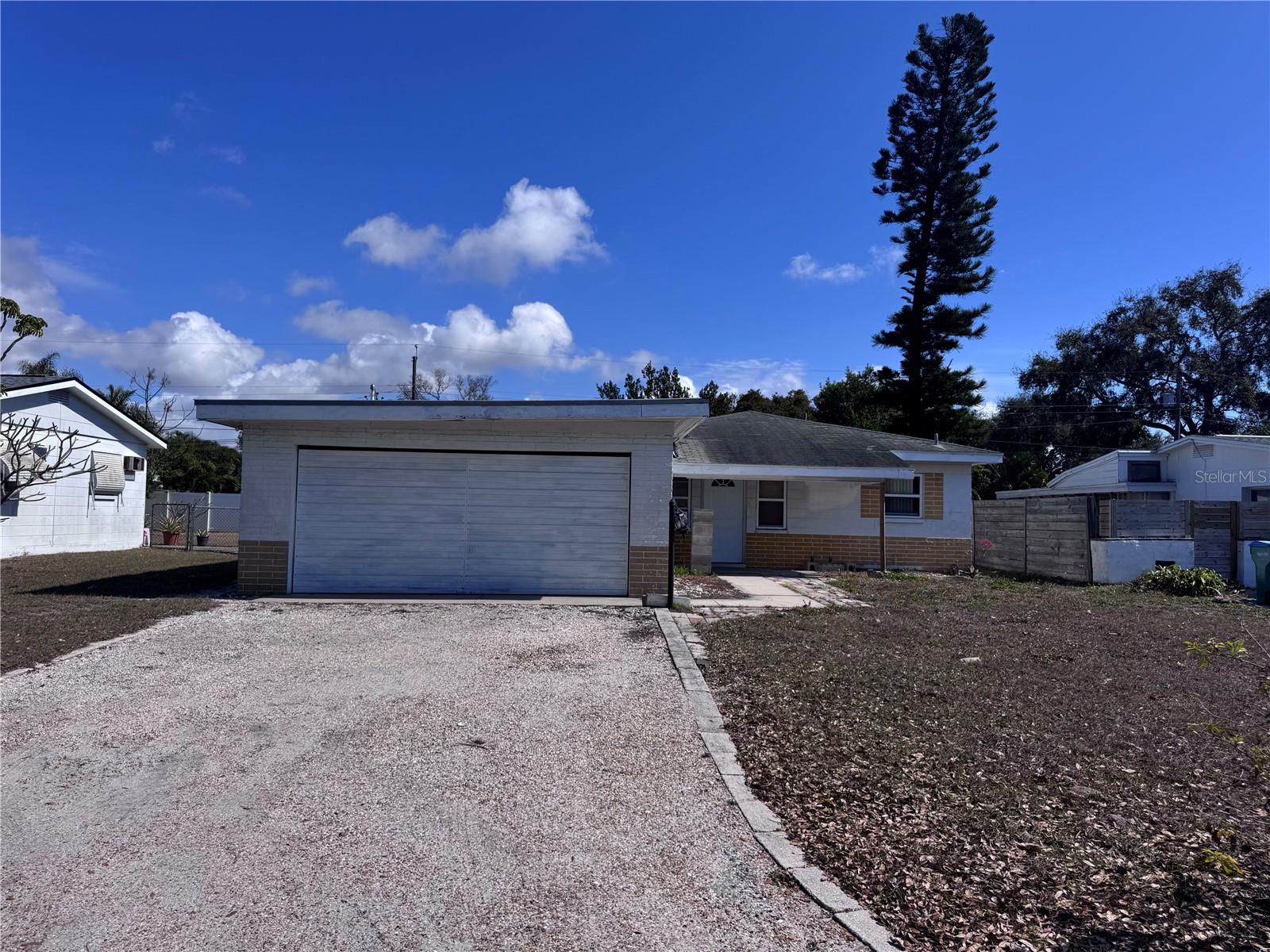 Single Family Residence in SEMINOLE, FL - Daniel Dourado