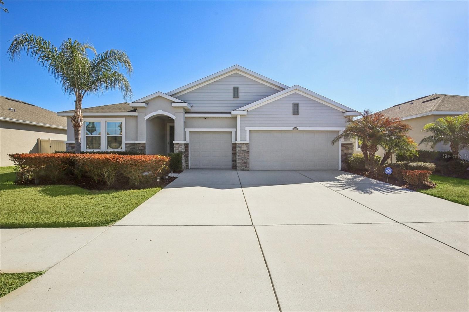 Single Family Residence in WESLEY CHAPEL, FL - Daniel Dourado