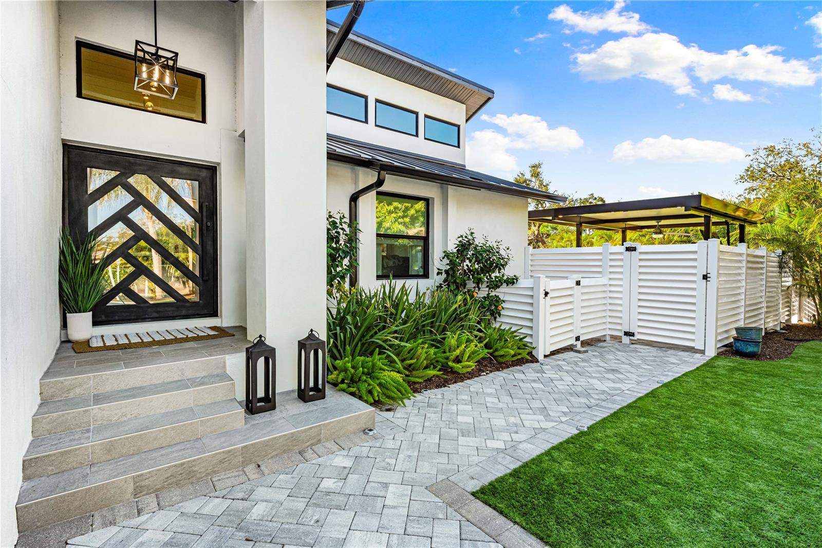 Single Family Residence in SARASOTA, FL - Daniel Dourado