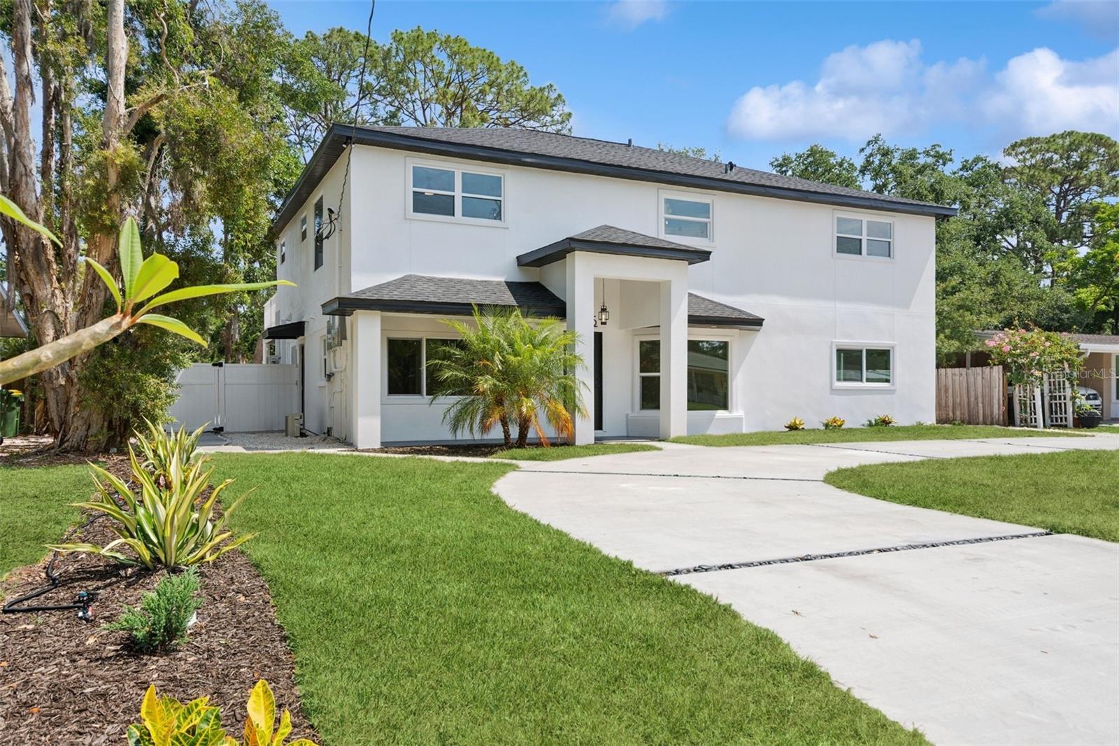 Single Family Residence in SARASOTA, FL - Daniel Dourado
