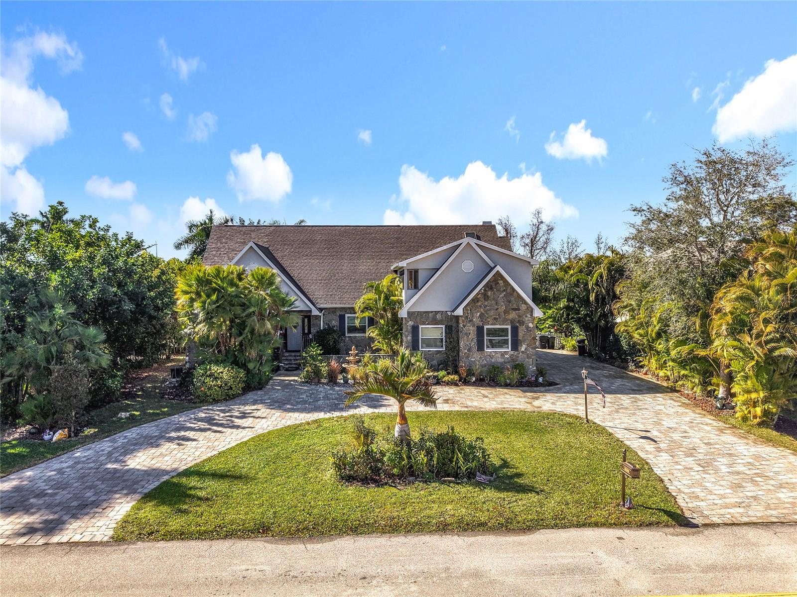 Single Family Residence in FORT MYERS, FL - Daniel Dourado