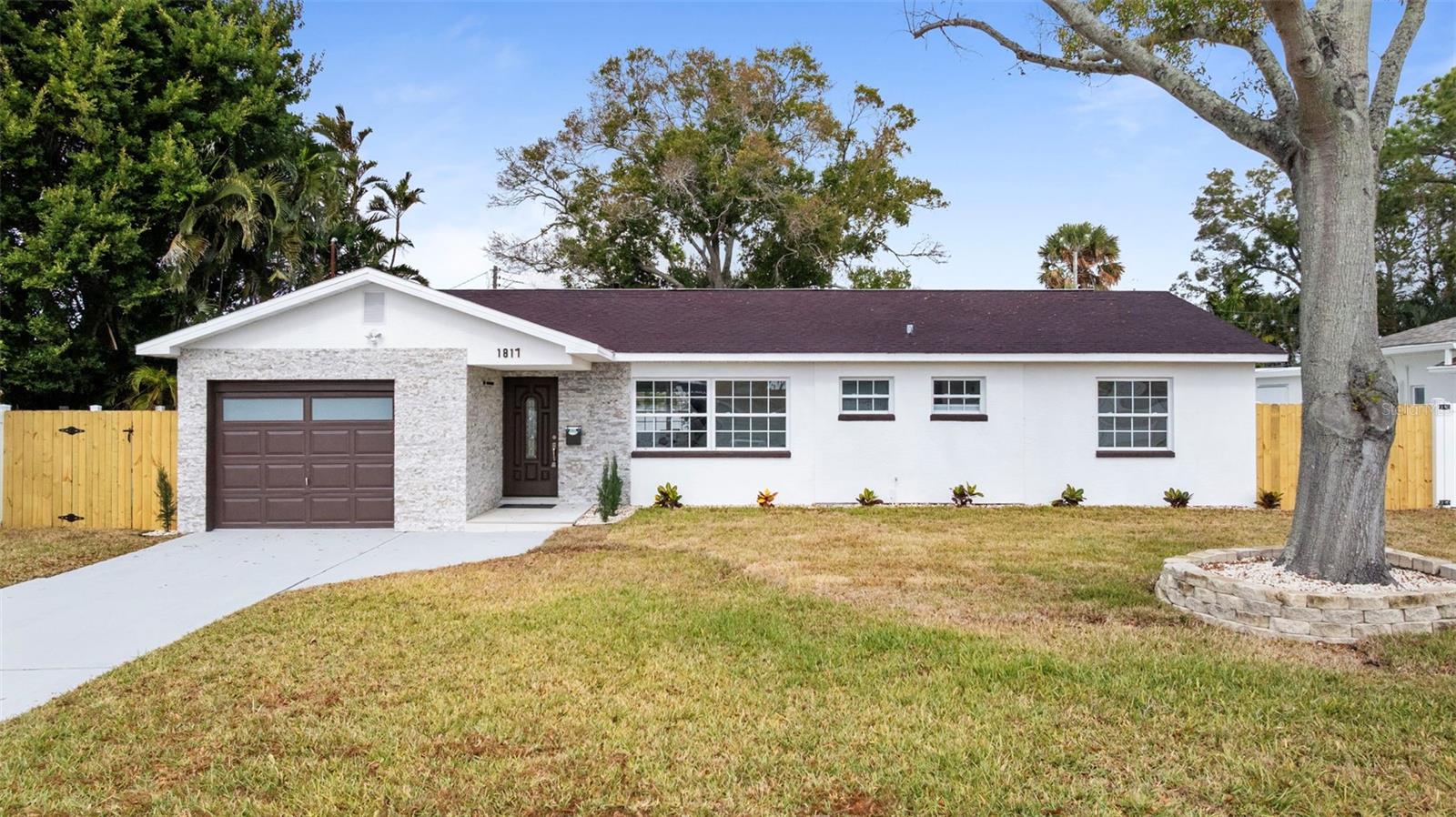 Single Family Residence em ST PETERSBURG, FL - Daniel Dourado