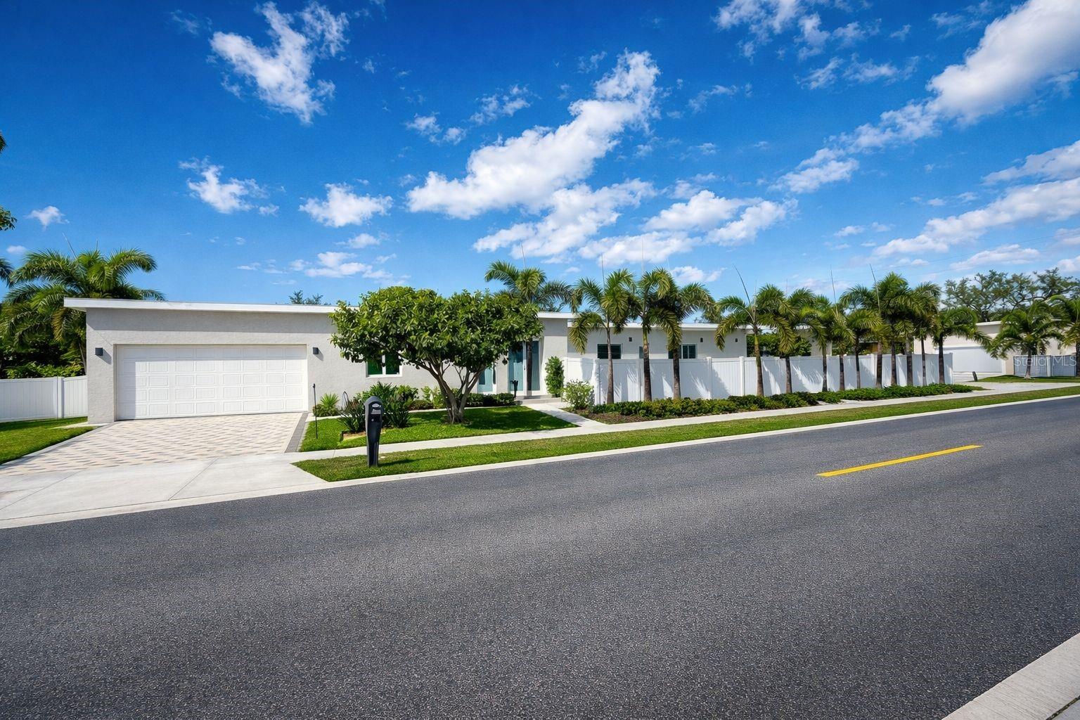Single Family Residence in SARASOTA, FL - Daniel Dourado