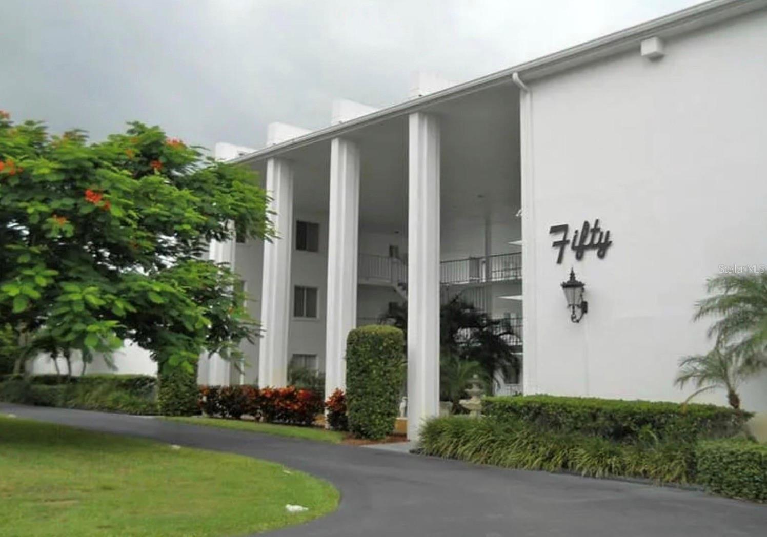 Condominium em BELLEAIR BLUFFS, FL - Daniel Dourado