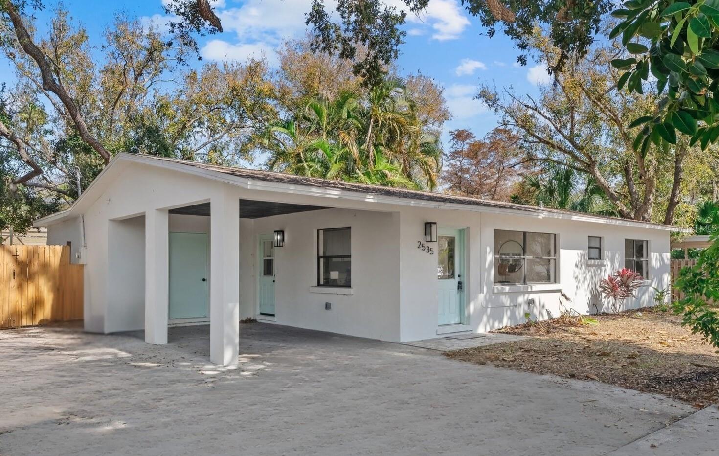 Single Family Residence in SARASOTA, FL - Daniel Dourado