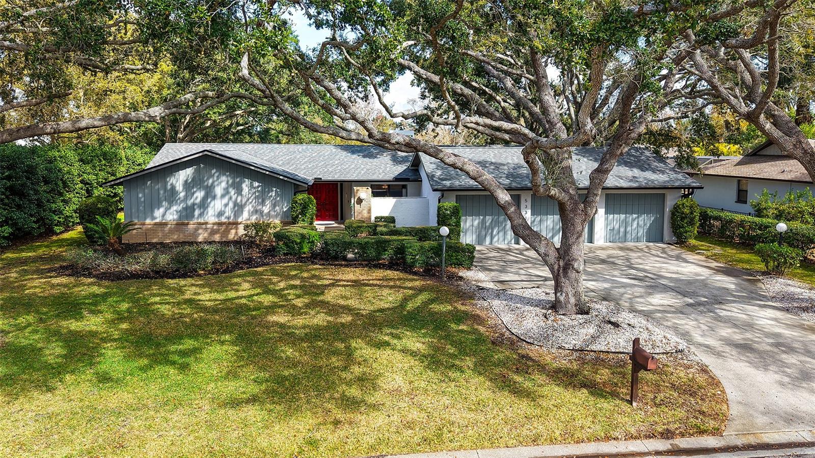 Single Family Residence in SARASOTA, FL - Daniel Dourado