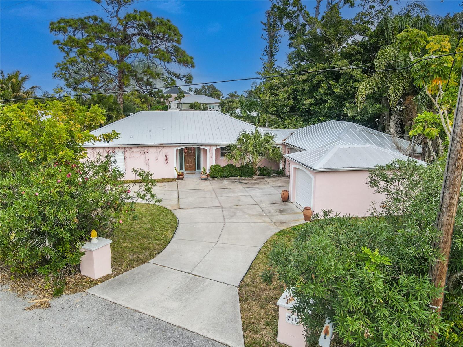 Single Family Residence in BRADENTON, FL - Daniel Dourado