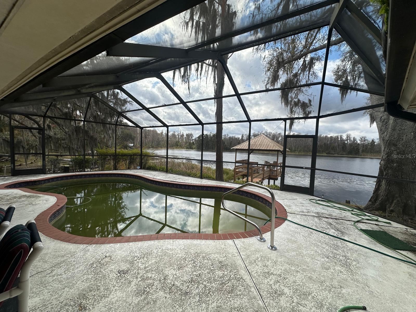 Single Family Residence in LUTZ, FL - Daniel Dourado