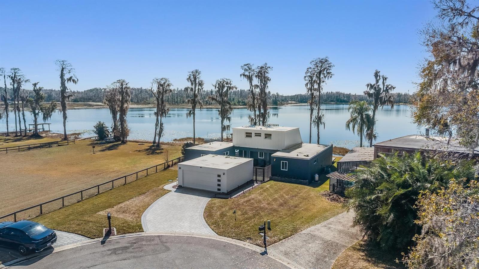 Single Family Residence in LUTZ, FL - Daniel Dourado