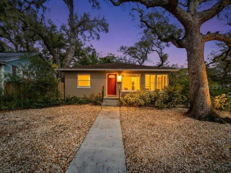 Single Family Residence em ST PETERSBURG, FL - Daniel Dourado