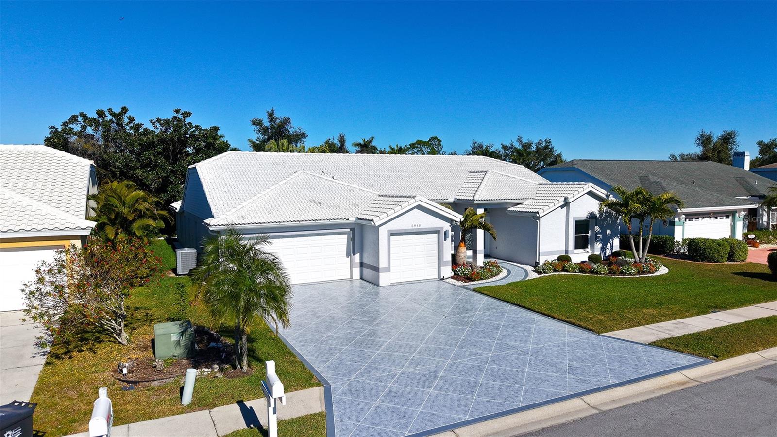 Single Family Residence in SARASOTA, FL - Daniel Dourado