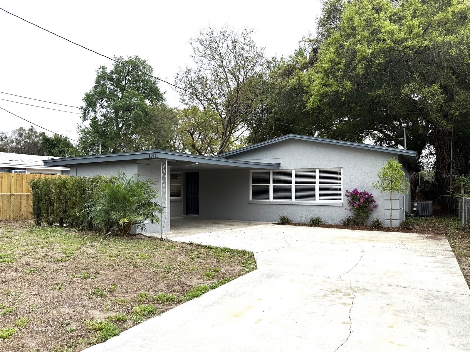 Single Family Residence in ORLANDO, FL - Daniel Dourado