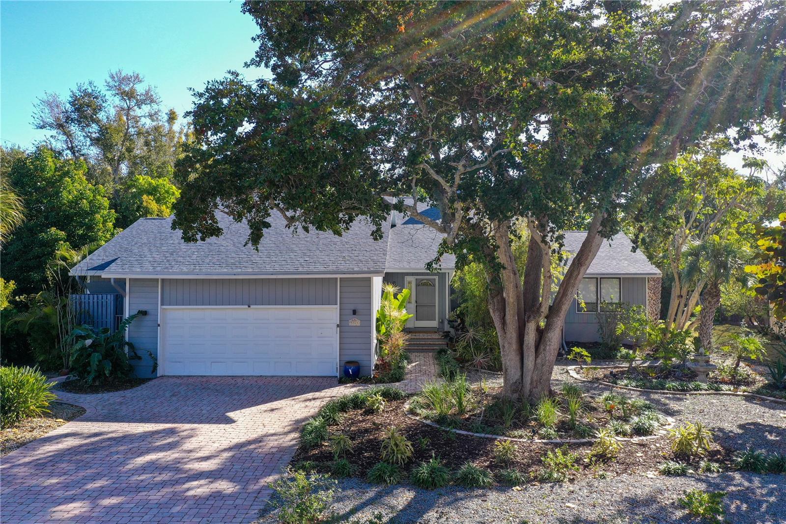 Single Family Residence in SARASOTA, FL - Daniel Dourado
