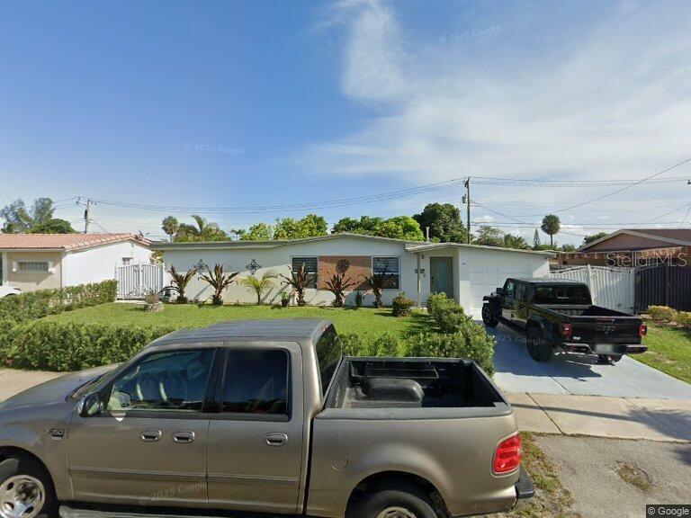 Single Family Residence in HIALEAH, FL - Daniel Dourado
