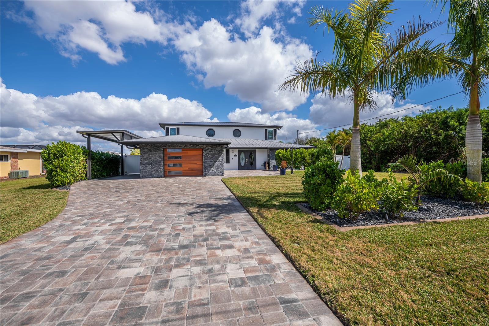 Single Family Residence in PUNTA GORDA, FL - Daniel Dourado