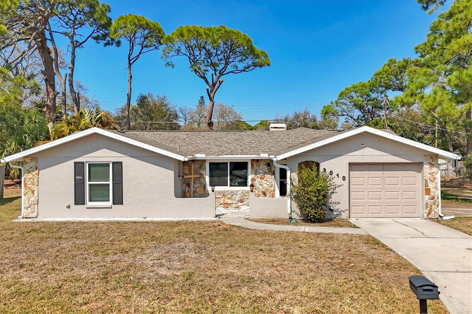 Single Family Residence in SARASOTA, FL - Daniel Dourado