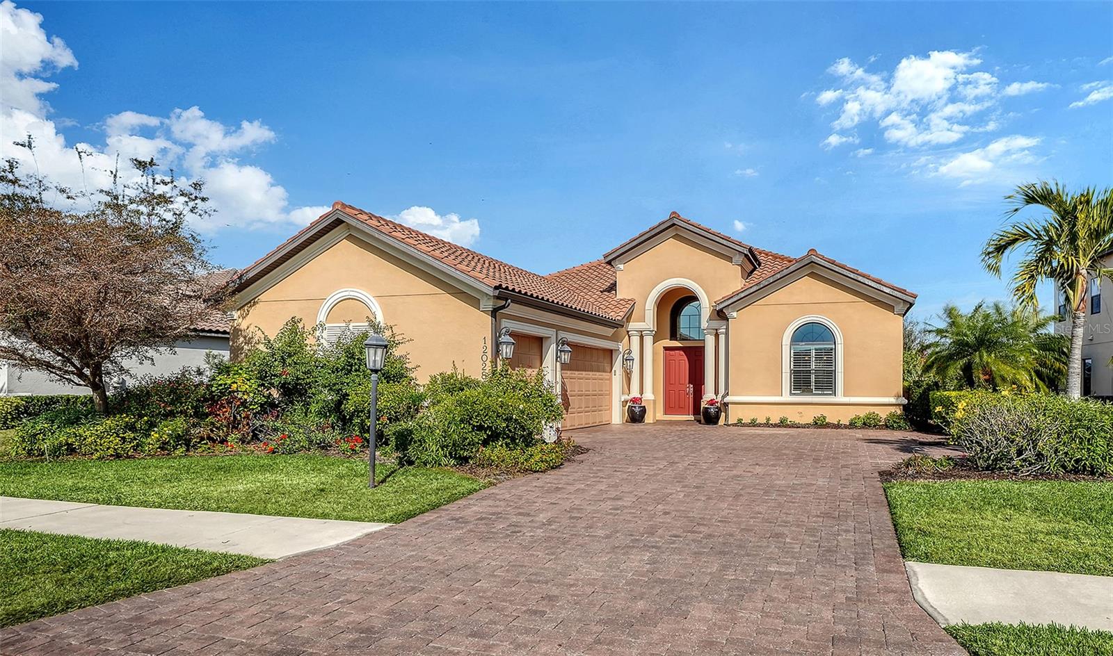 Single Family Residence in SARASOTA, FL - Daniel Dourado