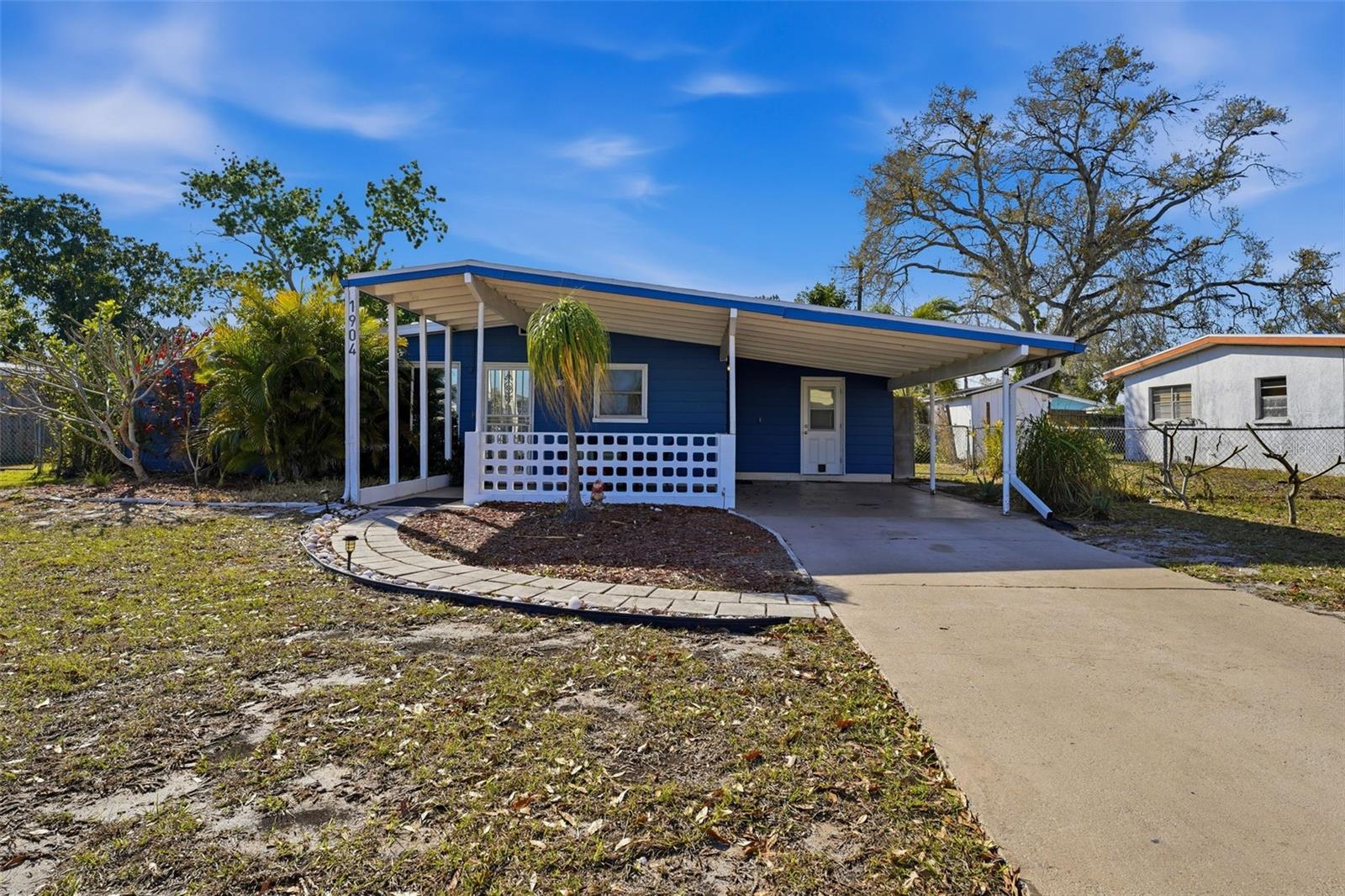 Single Family Residence in BRADENTON, FL - Daniel Dourado