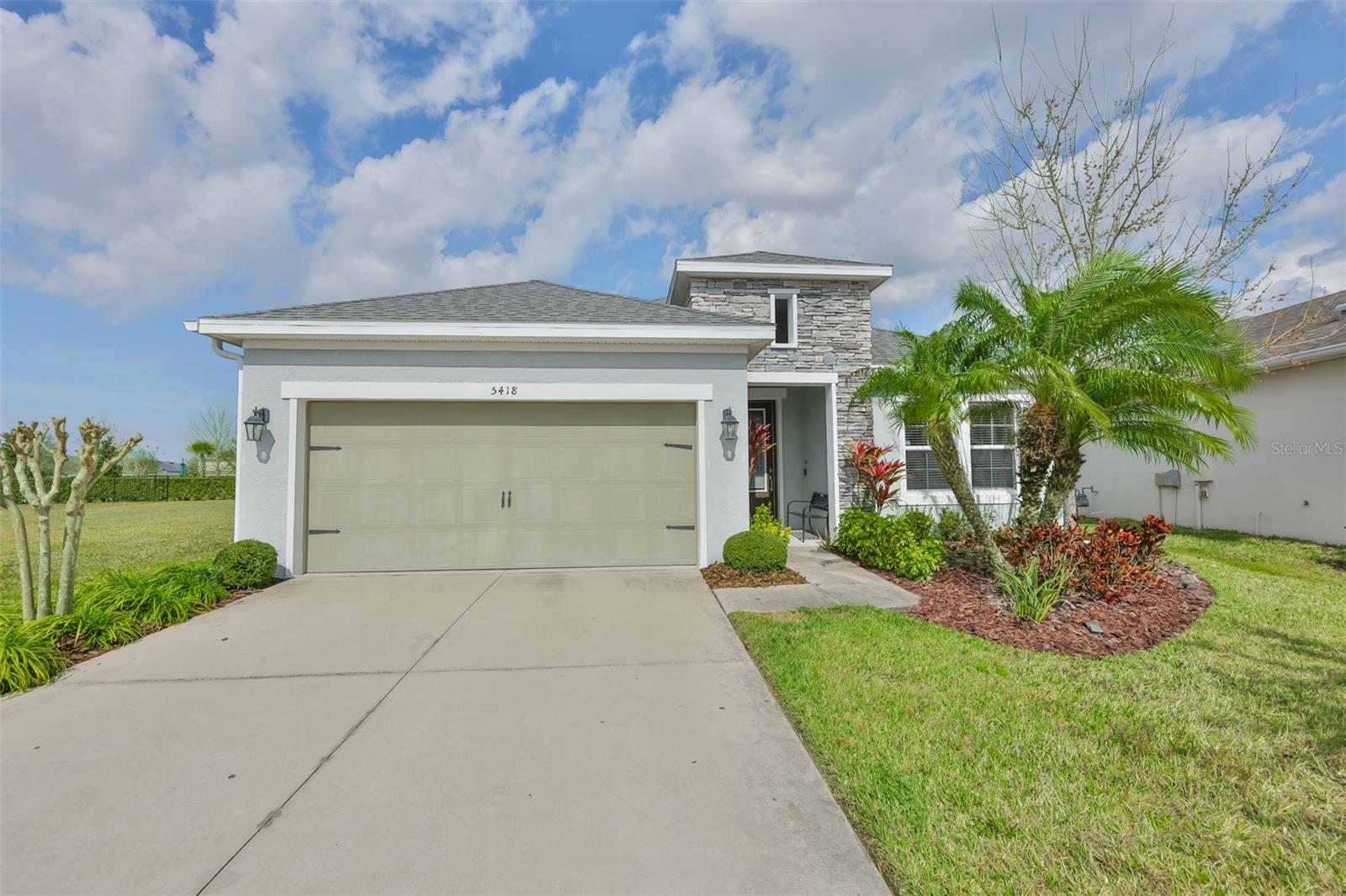 Single Family Residence in APOLLO BEACH, FL - Daniel Dourado