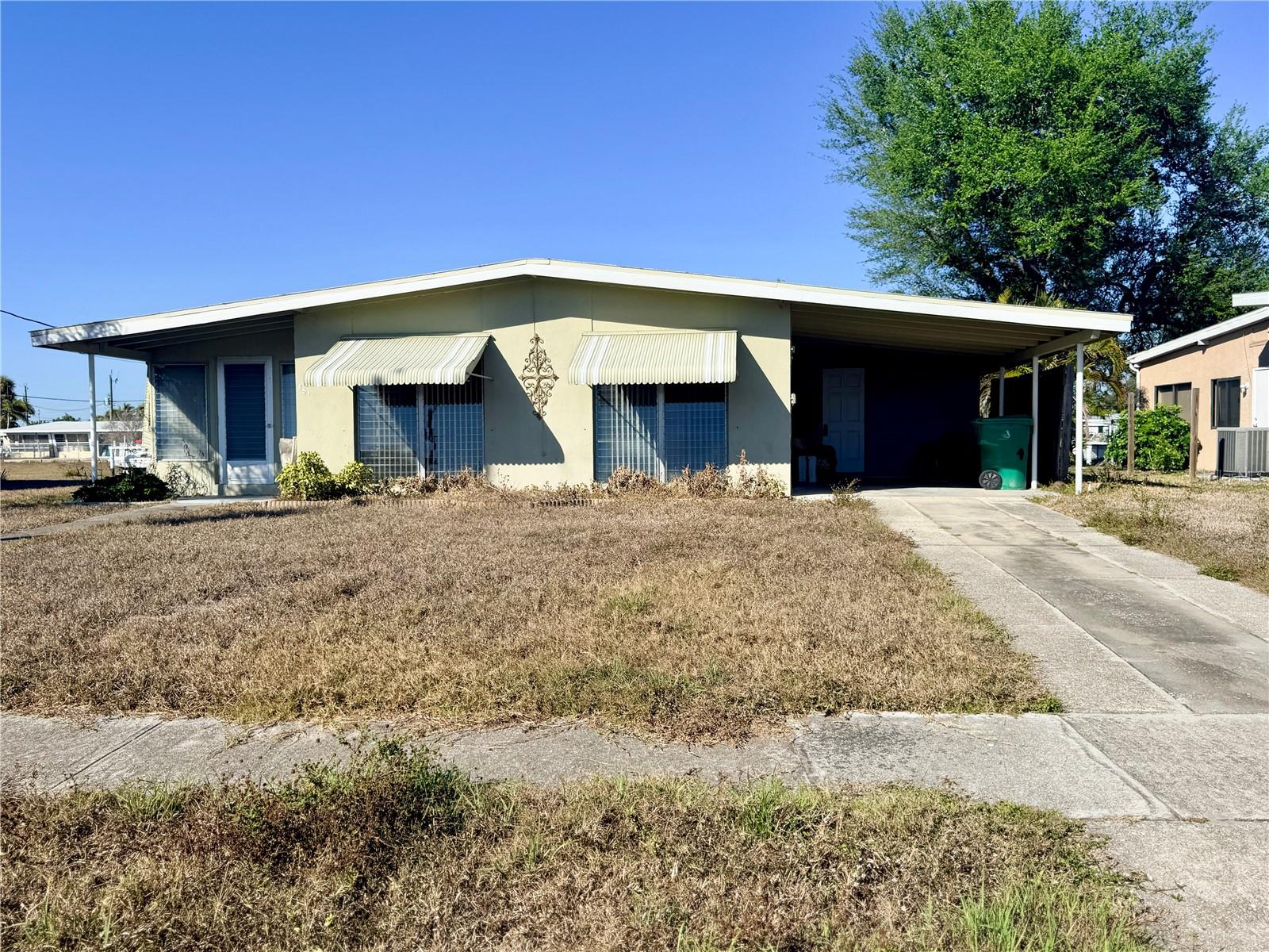 Single Family Residence in PORT CHARLOTTE, FL - Daniel Dourado