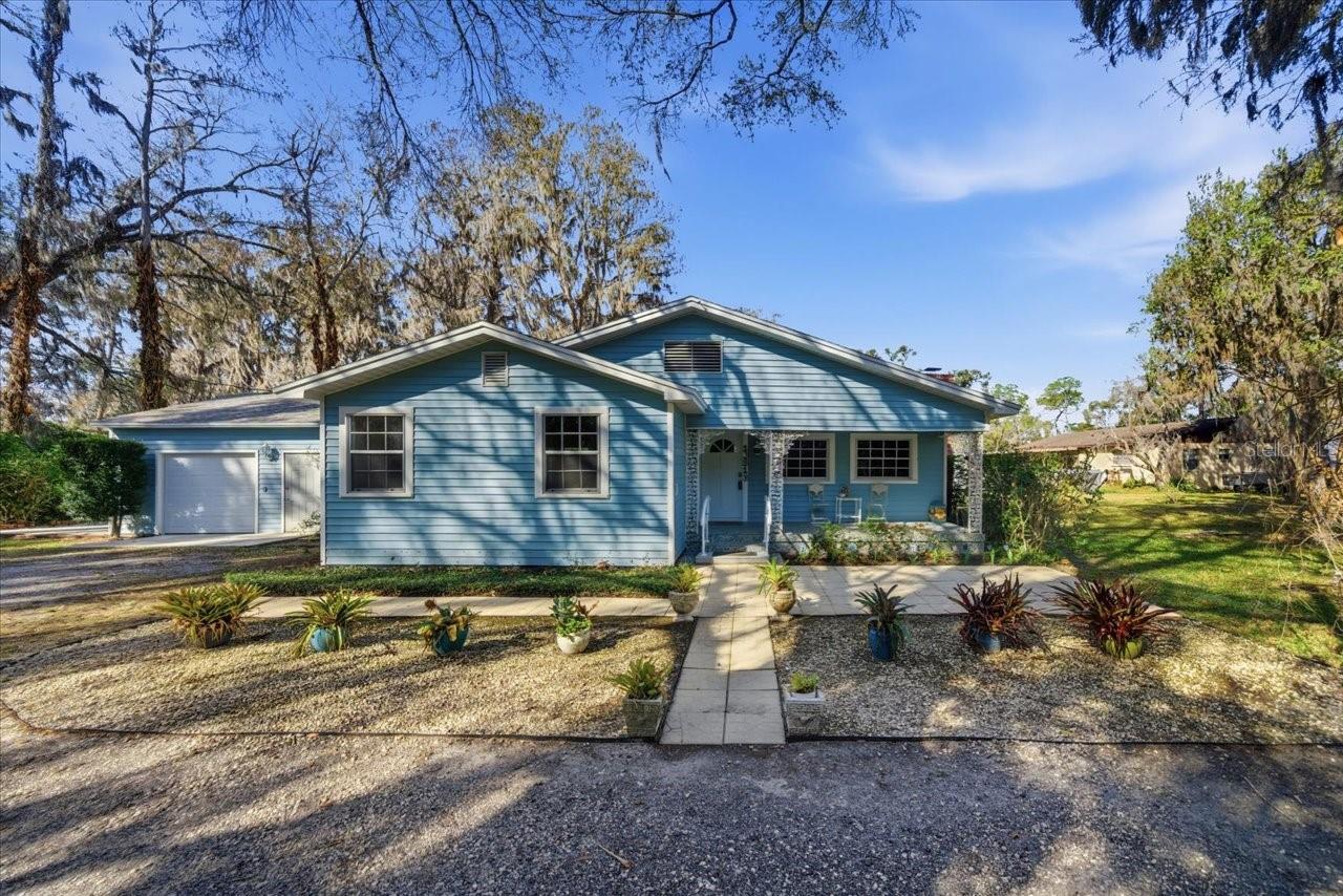 Single Family Residence in LUTZ, FL - Daniel Dourado