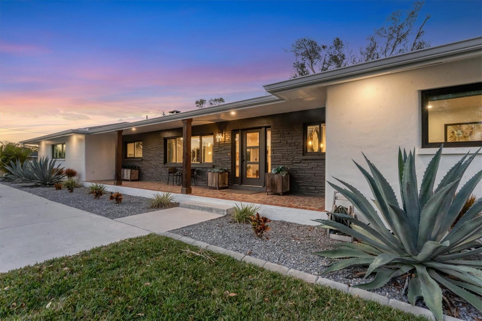 Single Family Residence in SARASOTA, FL - Daniel Dourado