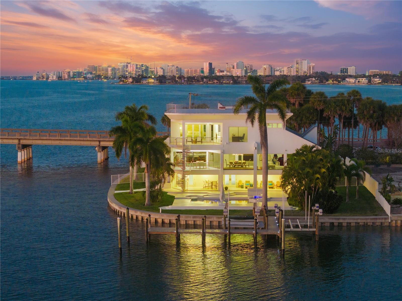 Single Family Residence in SARASOTA, FL - Daniel Dourado