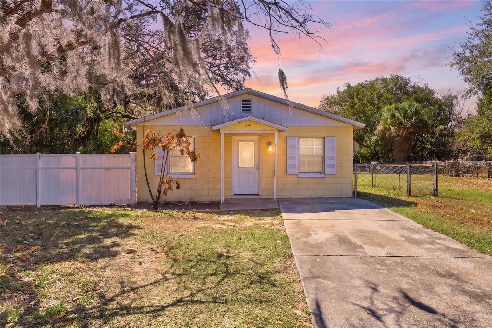 Single Family Residence in MOUNT DORA, FL - Daniel Dourado