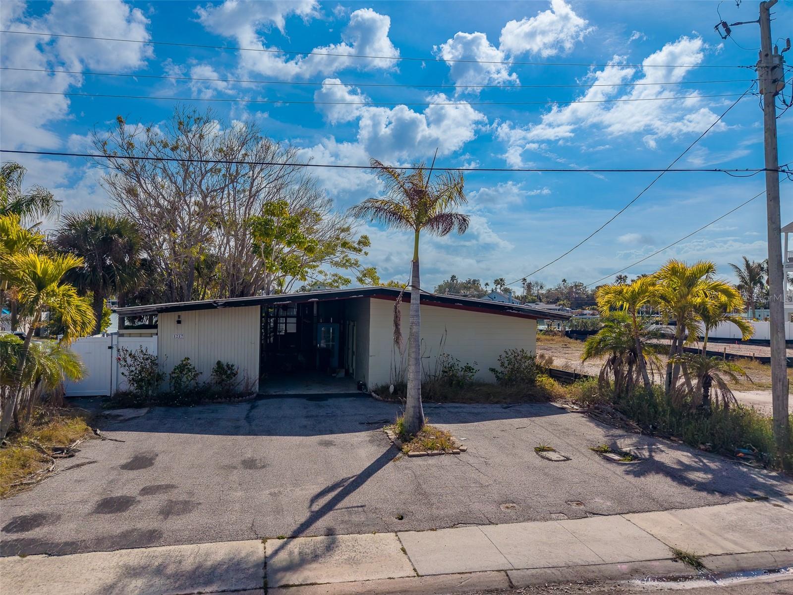 Single Family Residence in INDIAN ROCKS BEACH, FL - Daniel Dourado