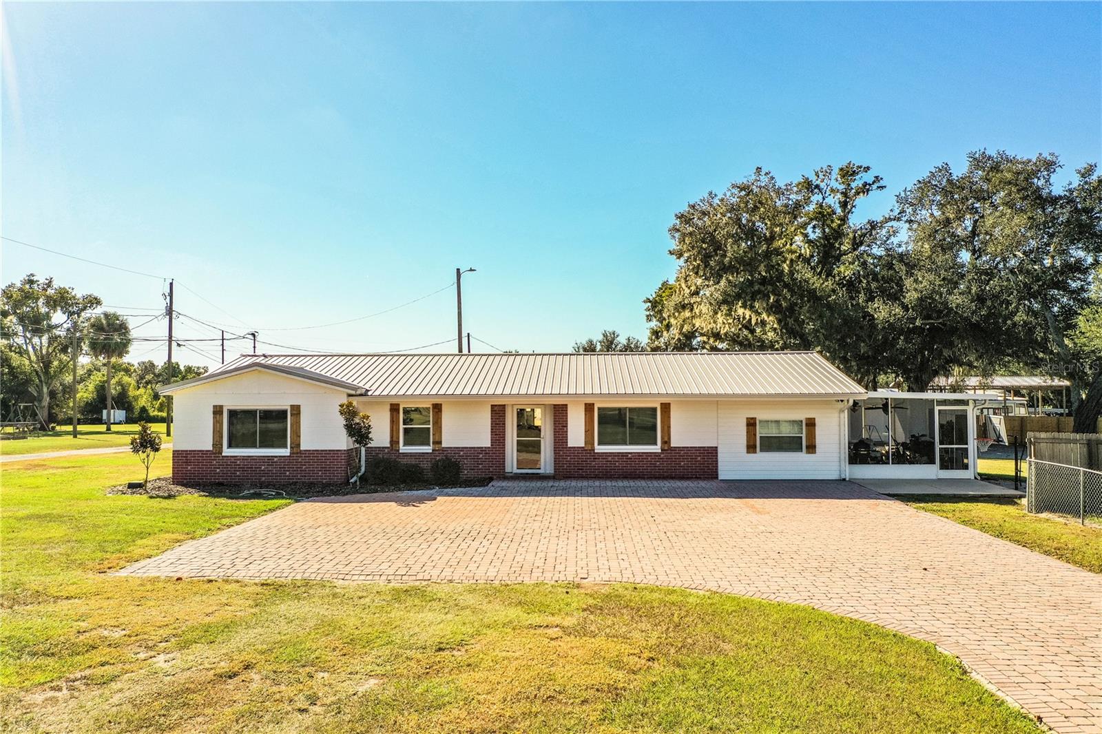 Single Family Residence in MULBERRY, FL - Daniel Dourado