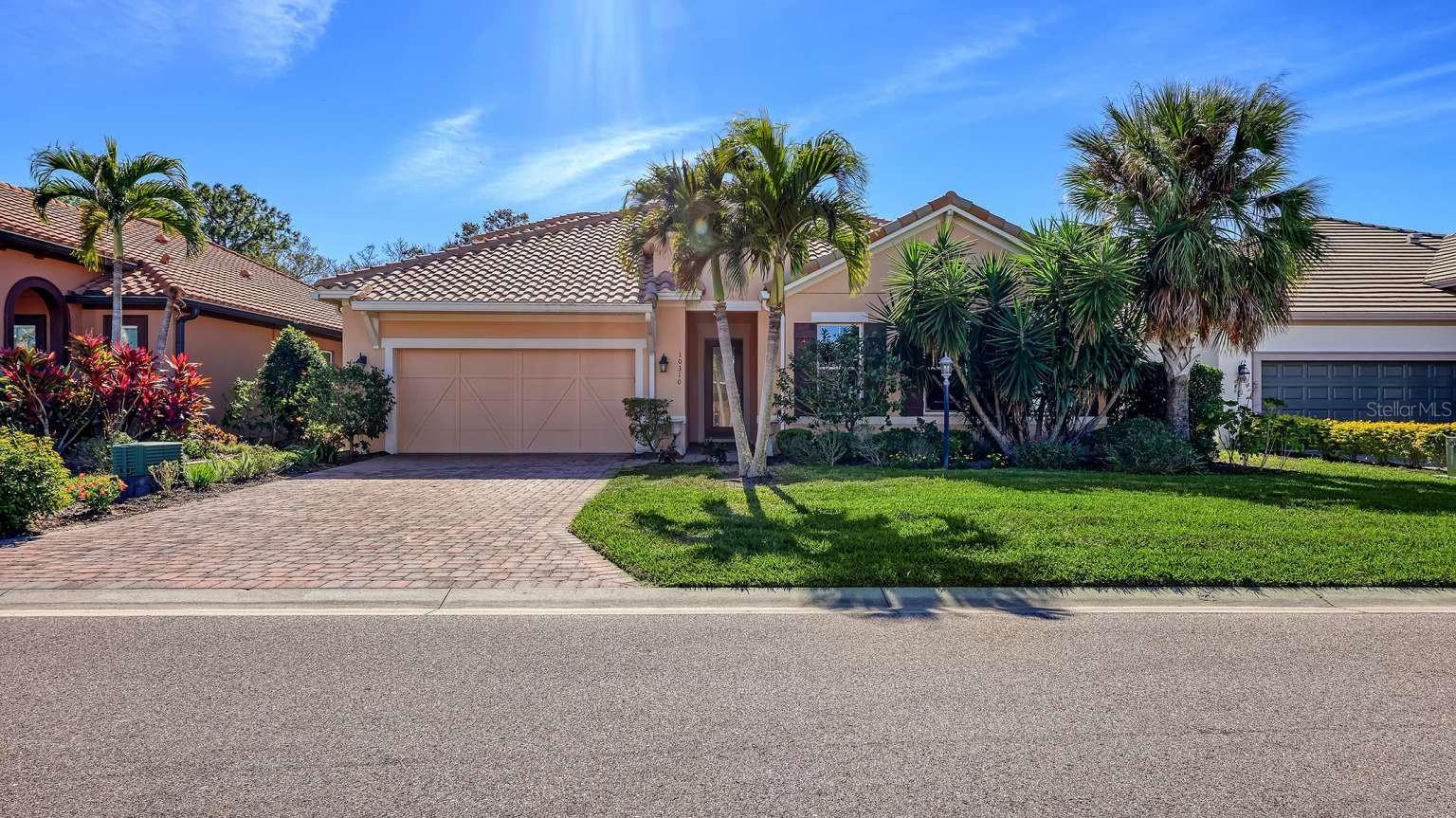 Single Family Residence in BRADENTON, FL - Daniel Dourado