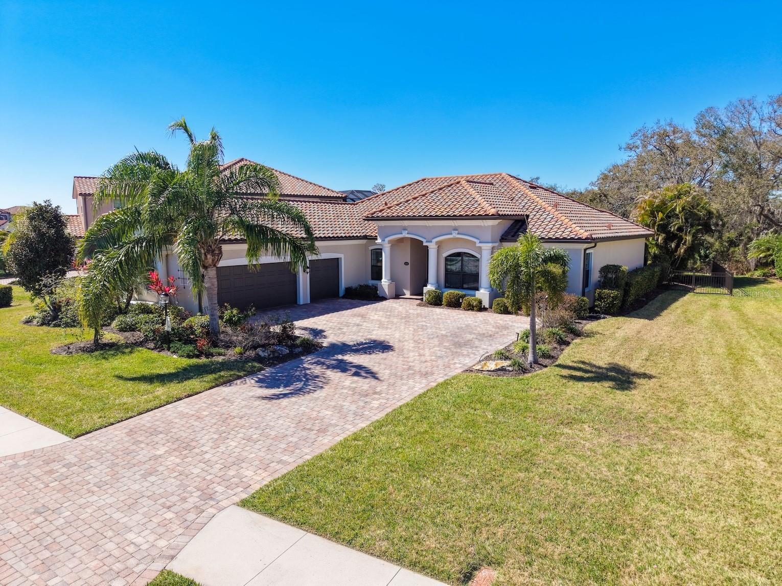 Single Family Residence in BRADENTON, FL - Daniel Dourado