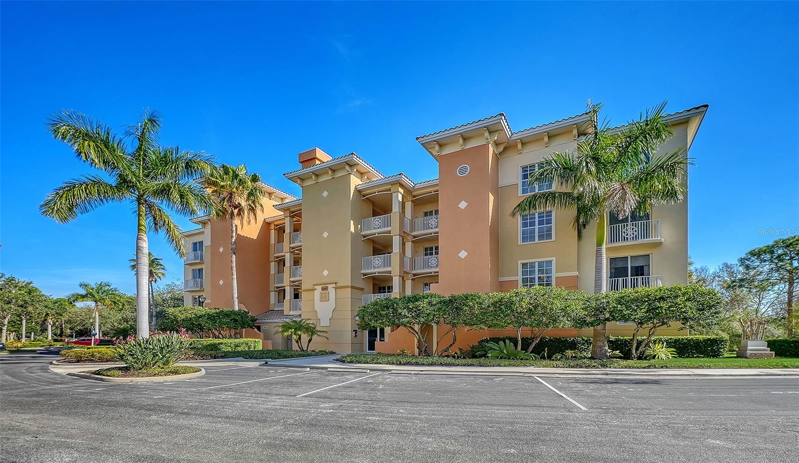 Condominium in LAKEWOOD RANCH, FL - Daniel Dourado
