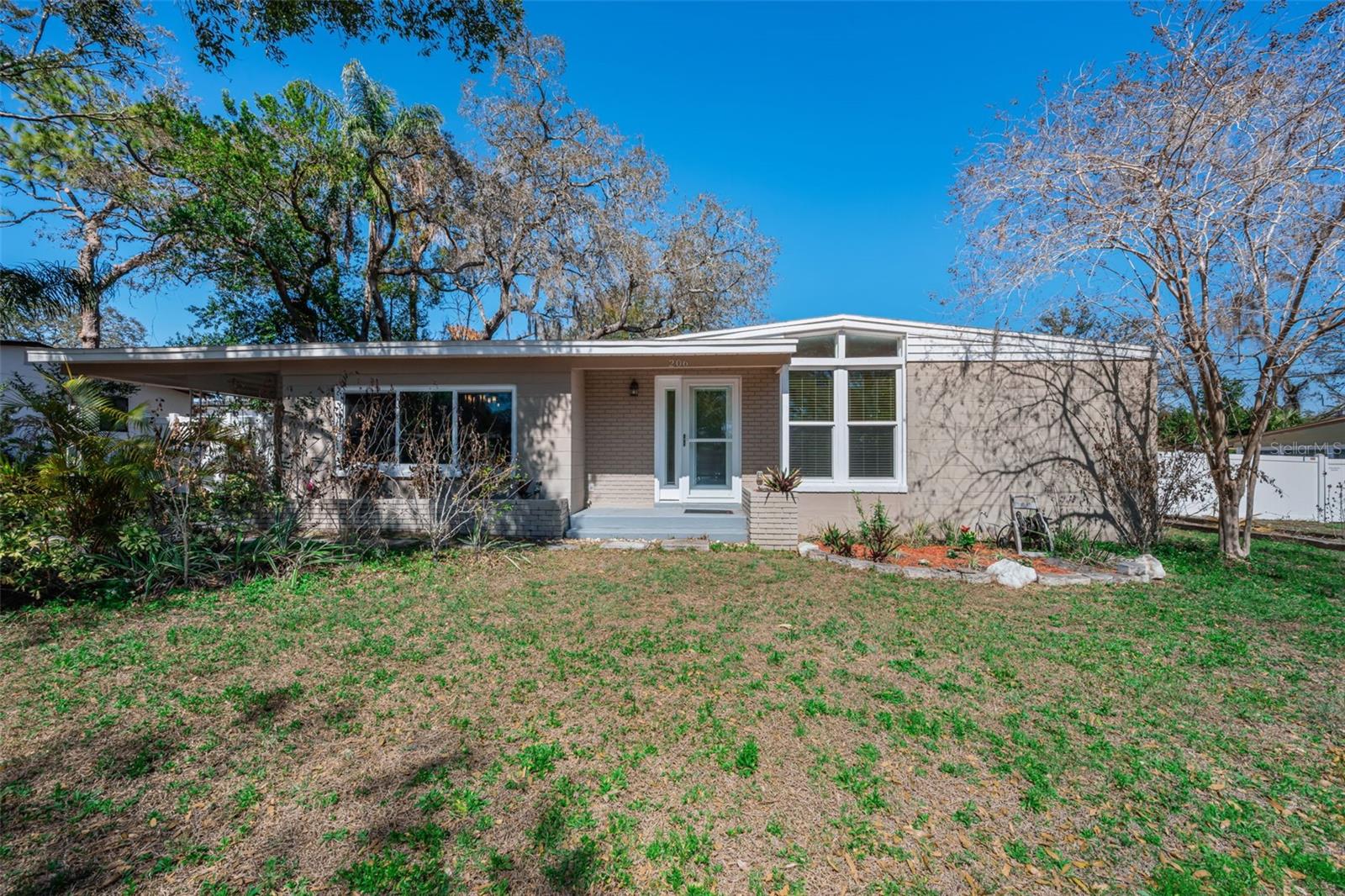 Single Family Residence in TEMPLE TERRACE, FL - Daniel Dourado