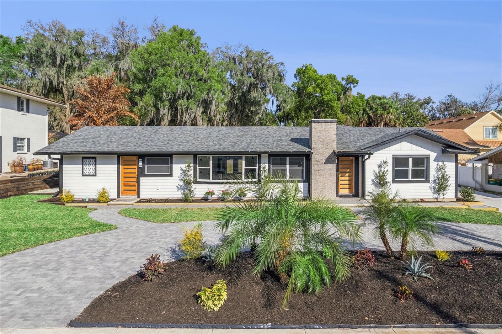Single Family Residence in MOUNT DORA, FL - Daniel Dourado