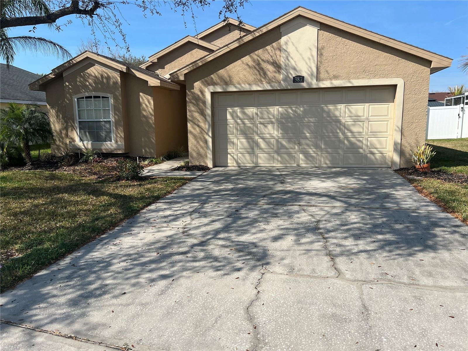 Single Family Residence em OLDSMAR, FL - Daniel Dourado