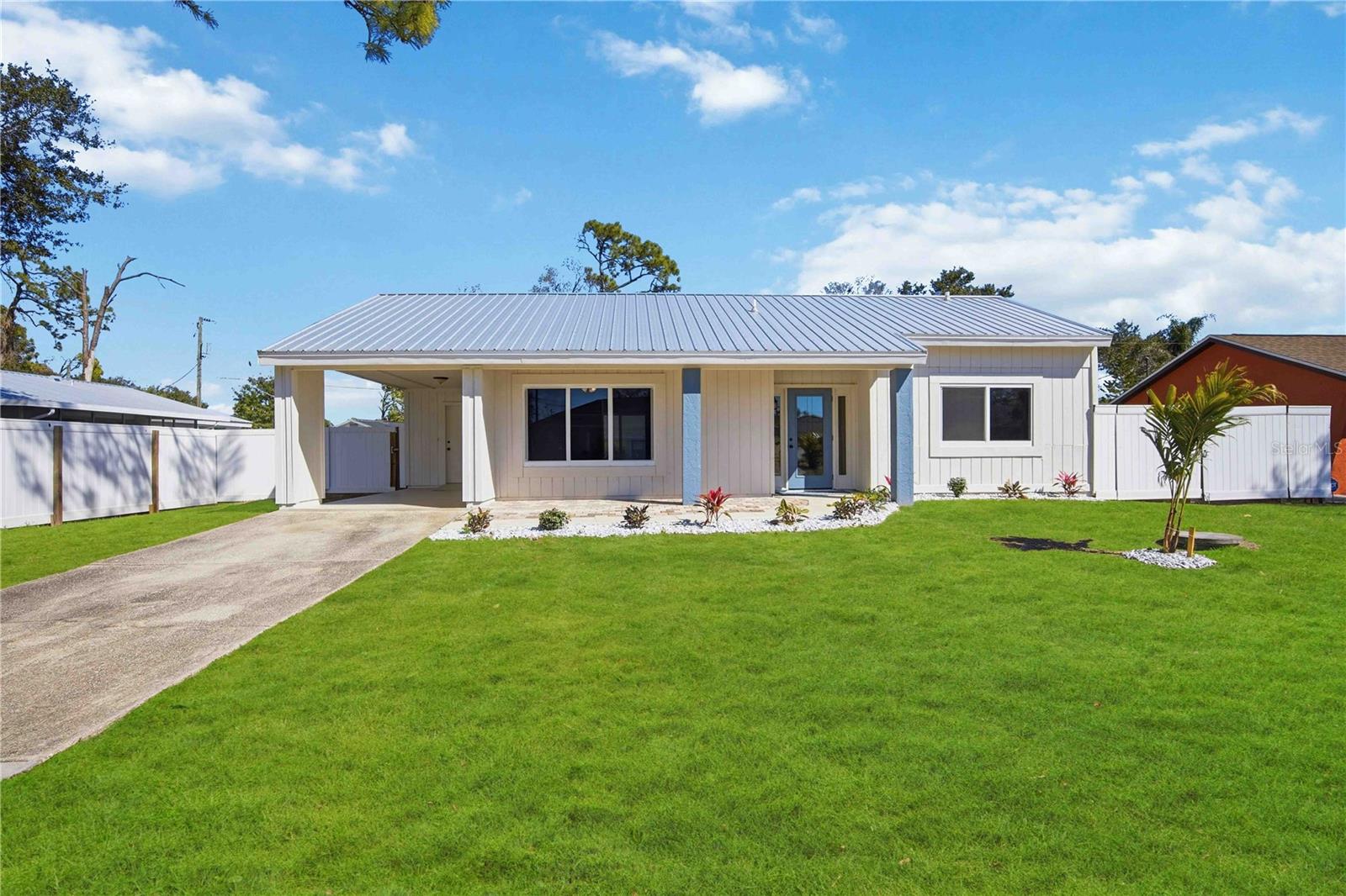 Single Family Residence in PORT CHARLOTTE, FL - Daniel Dourado