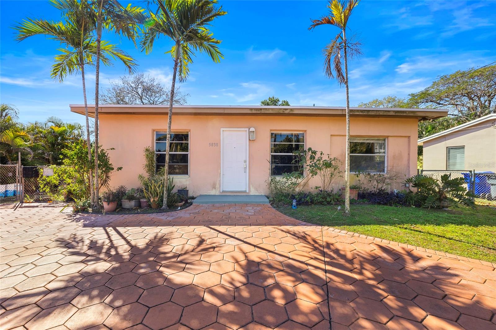 Single Family Residence in HOLLYWOOD, FL - Daniel Dourado