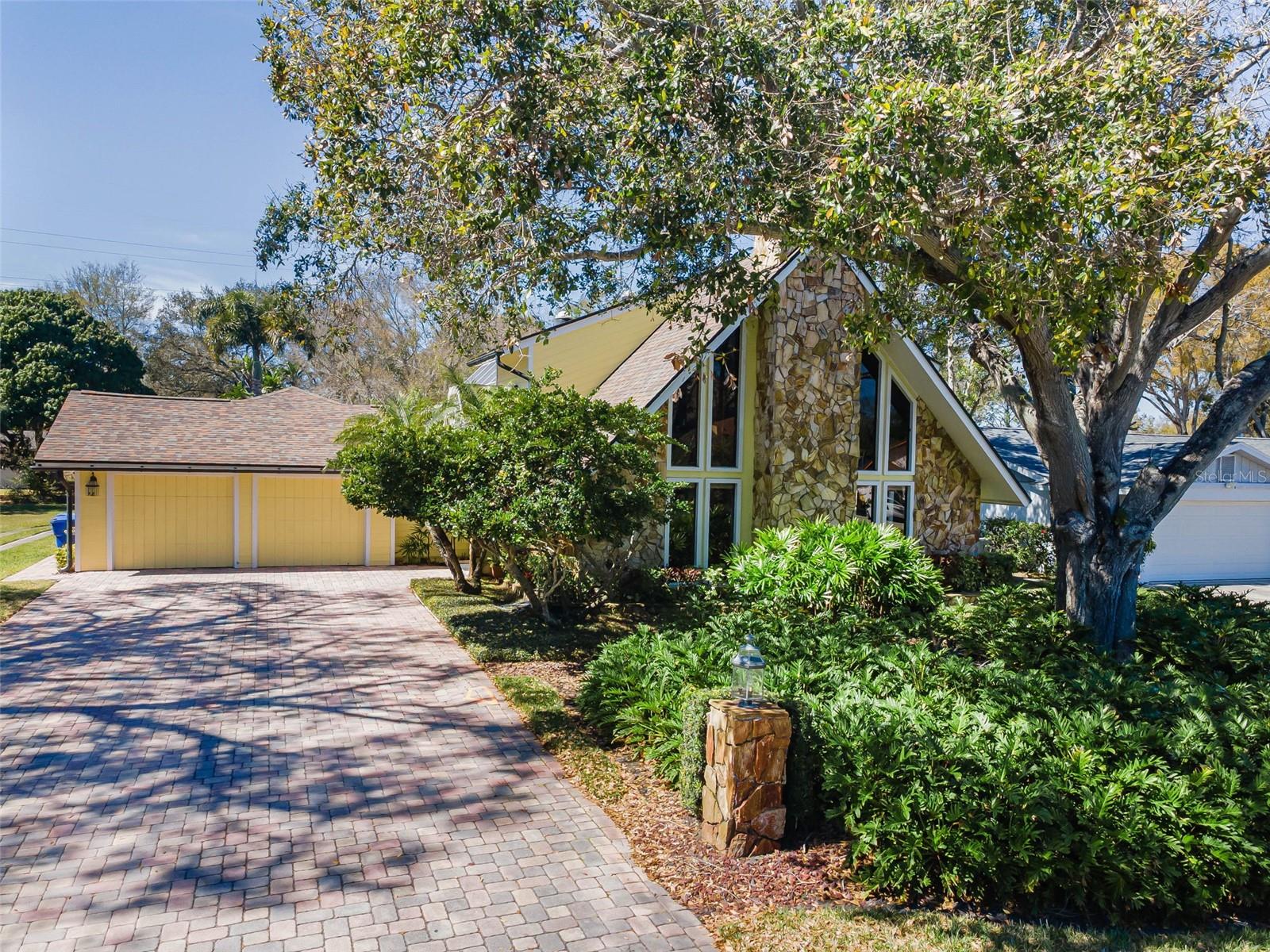 Single Family Residence in CLEARWATER, FL - Daniel Dourado