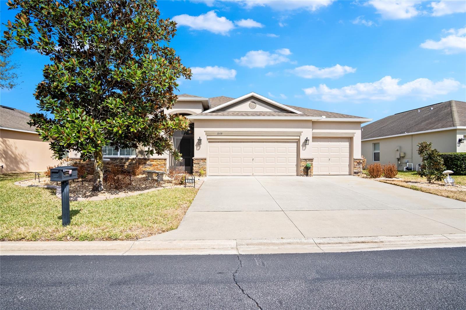 Single Family Residence in DAVENPORT, FL - Daniel Dourado
