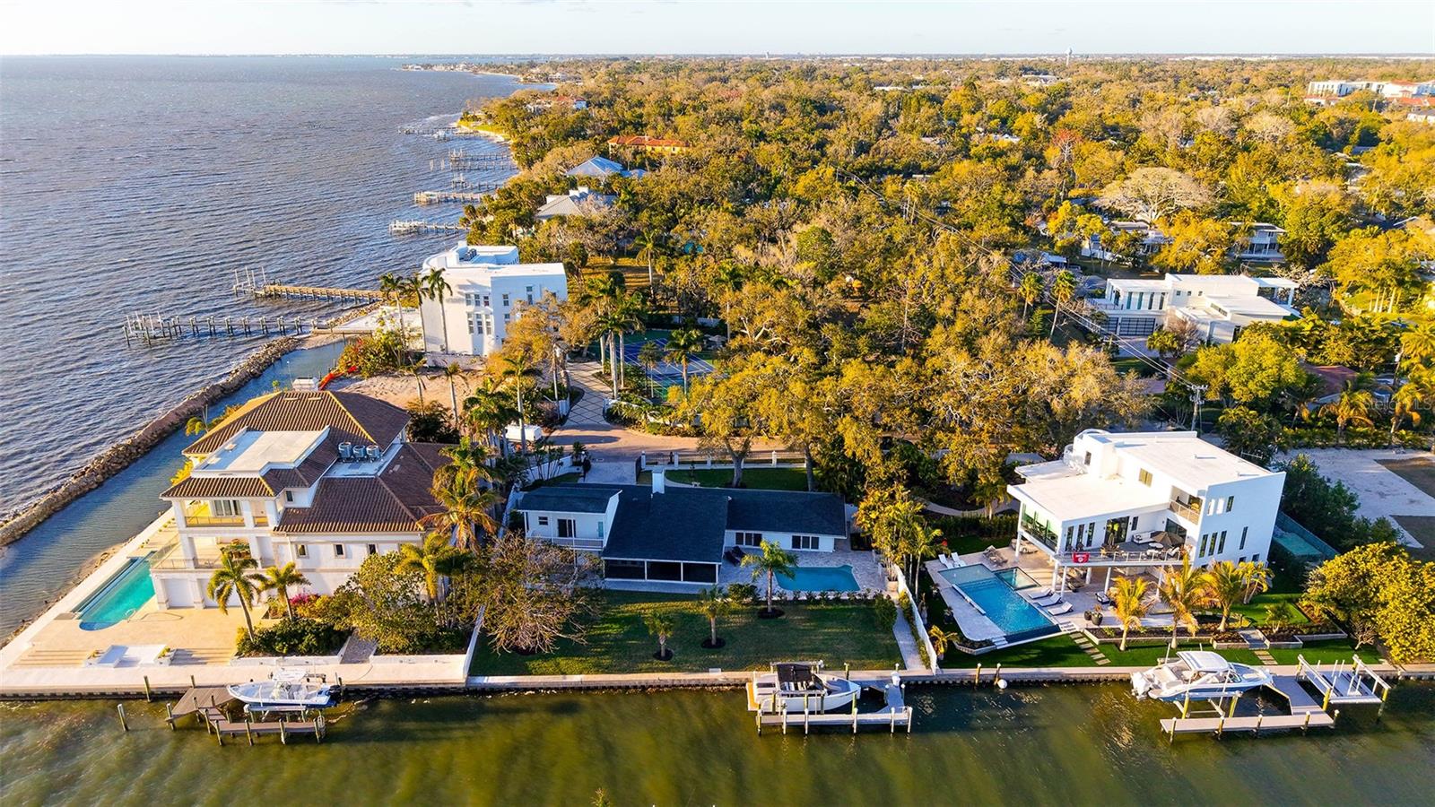 Single Family Residence in SARASOTA, FL - Daniel Dourado