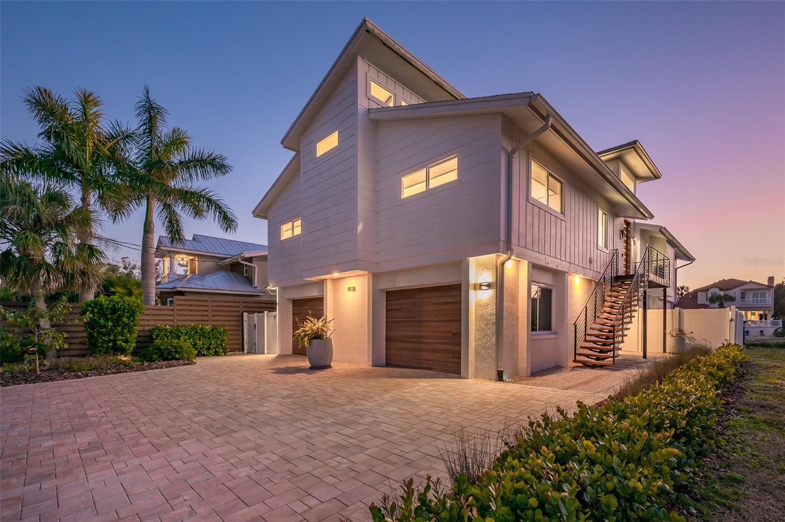 Single Family Residence in SARASOTA, FL - Daniel Dourado
